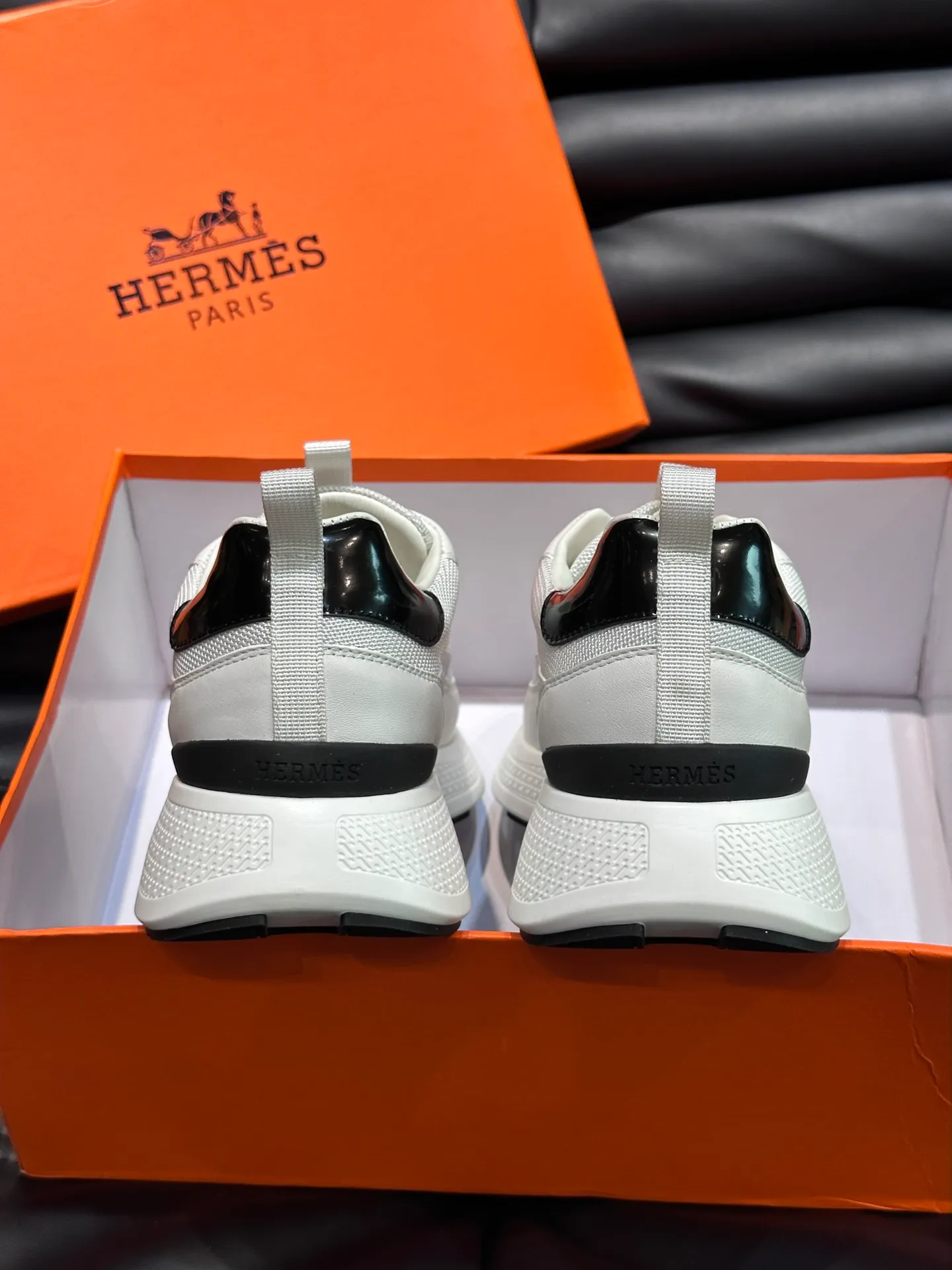 Factory price: 520💰HERMES/Hermes Hugo thick-soled sneakers are casual men's shoes. These sneakers are made of imported first-layer cowhide leather and breathable mesh design. The contrasting color design creates a dynamic and modern shape. The front end of the toe is decorated with natural-color rubber inlays, making it novel and fashionable. The texture is incomparable, with cowhide lining and cowhide foot pads, the upper foot is comfortable and breathable, and the rubber sole is decorated with geometric patterns and iconic "H" details. A very personal one! Size: 39-44 (customized at 38.45)